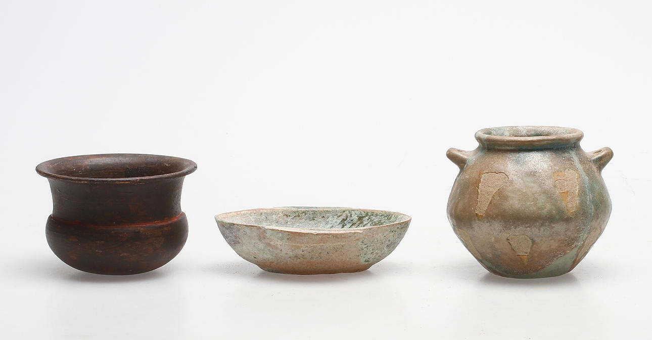 KRUKOR, 2 st samt SKÅL, keramik, möjligen antika.