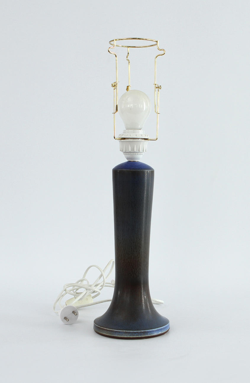 BERNDT FRIBERG. Gustavsbergs studio 1975. Bordsarmatur, stengods med harpälsglasyr i blåsvarta toner.