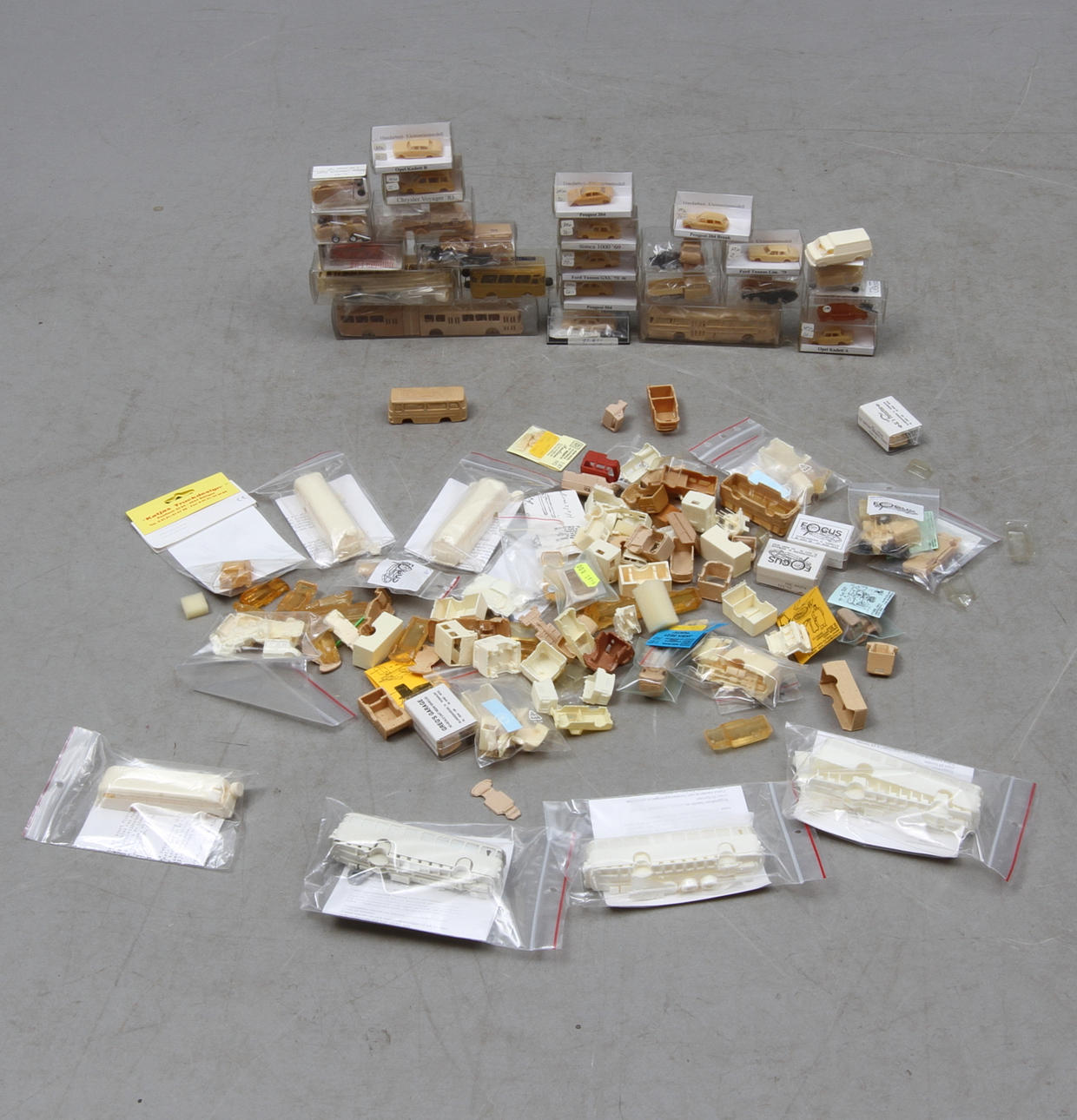 MODELLBILAR cirka 100 byggsatser en del svenska förebilder mest i originalkartonger.