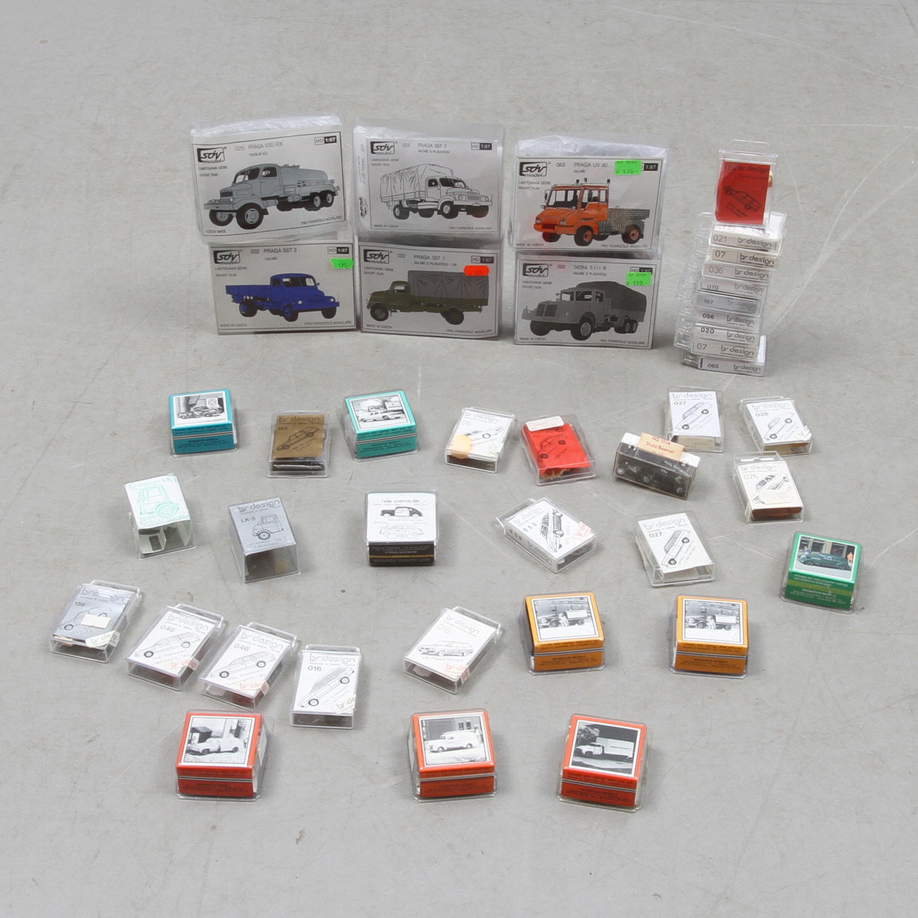 MODELLBILAR cirka 40 byggsatser i originalkartonger.