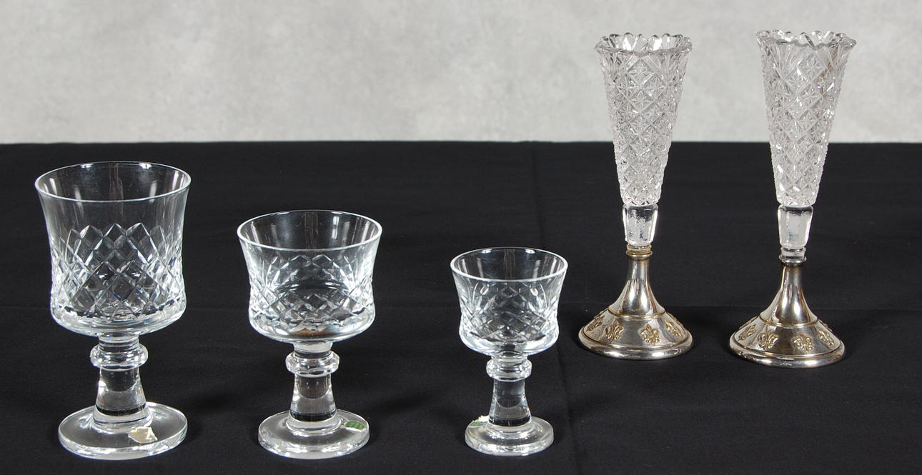 GLASSERVIS, Kosta 27 delar, 2 st vaser nysilver.