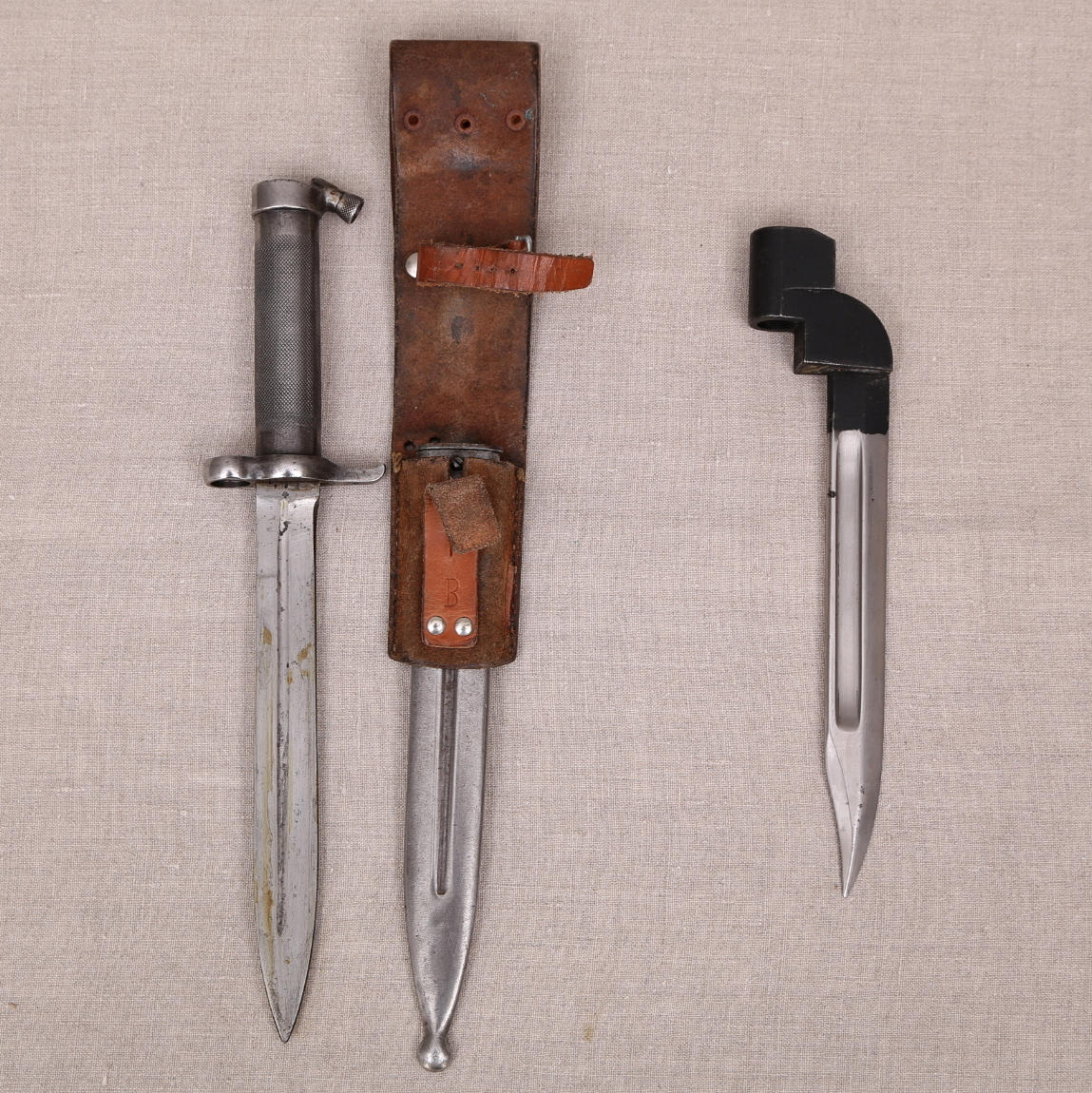 BARJONETTER, 2 st, varav en med balja.