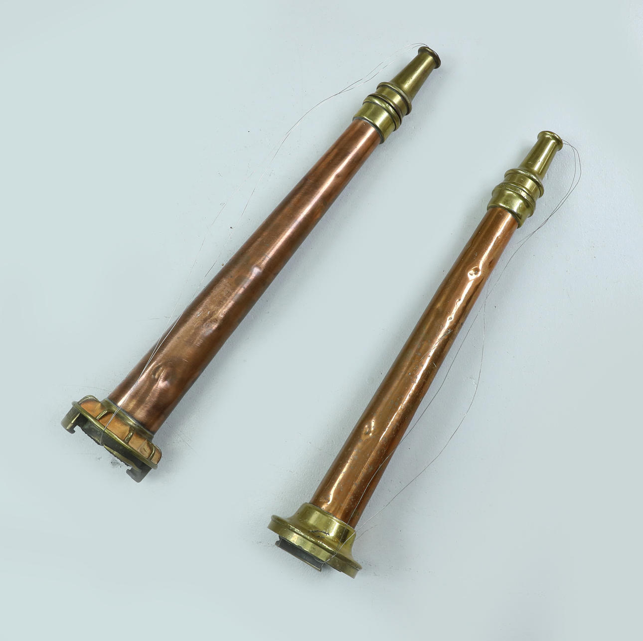 SPRUTMUNSTYCKEN TILL BRANDSLANGAR. 2 st, koppar, mässing, 1900-tal.