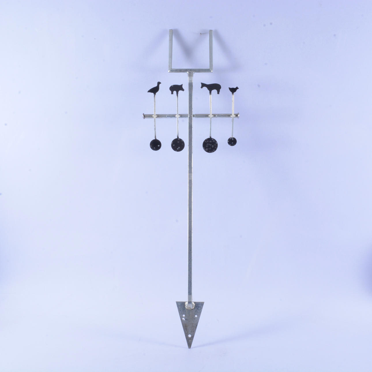 SKYLTHÅLLARE, metall, 1900-tal.