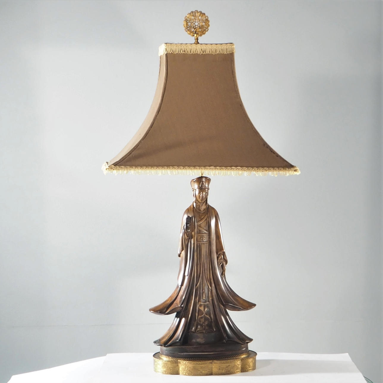 FIGUROLLINEN VALAISIN, itämainen tyyli.