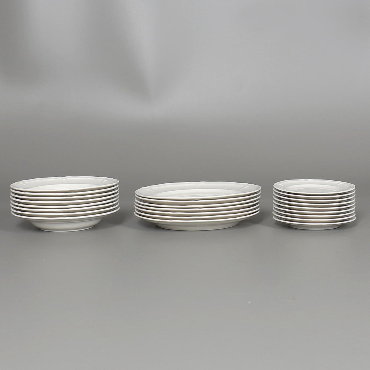 MATSERVISDELAR i porslin. 24 st. "Manoir", Villeroy & Boch, Luxemburg.