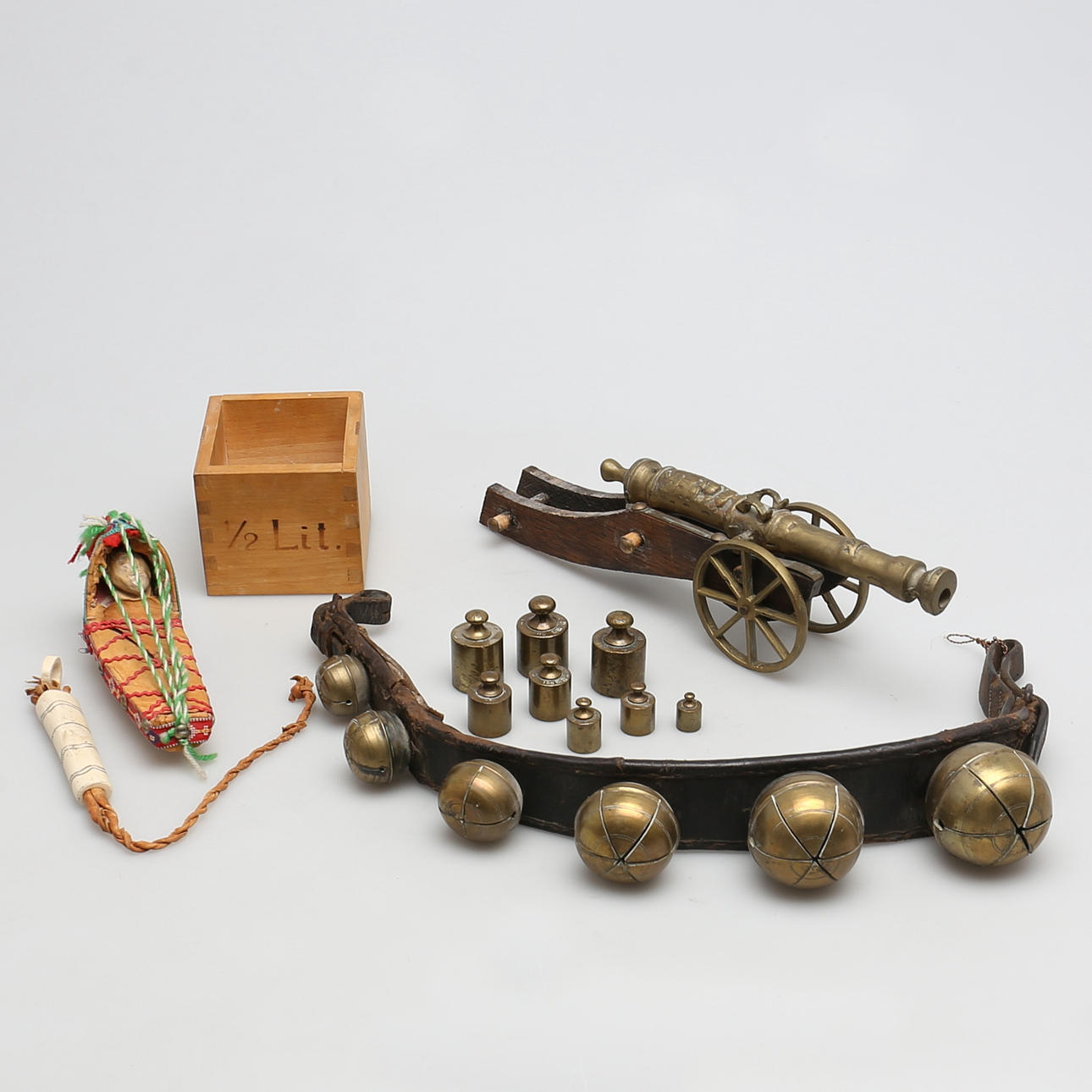 Ein Menge VERSCHIEDENES. 13 Teile. Inklusive Kanone, Gewichte, Kuhglocken.