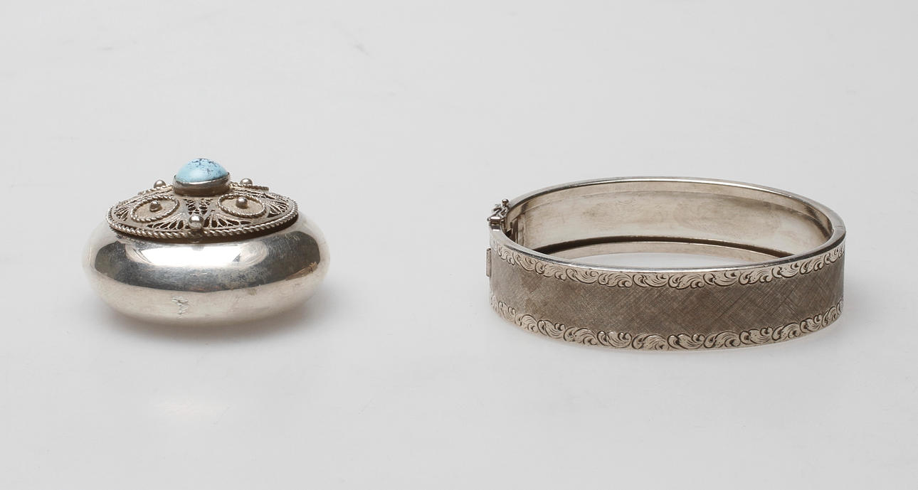 STEL ARMRING samt DOSA, silver, total vikt ca 49.8 gr.