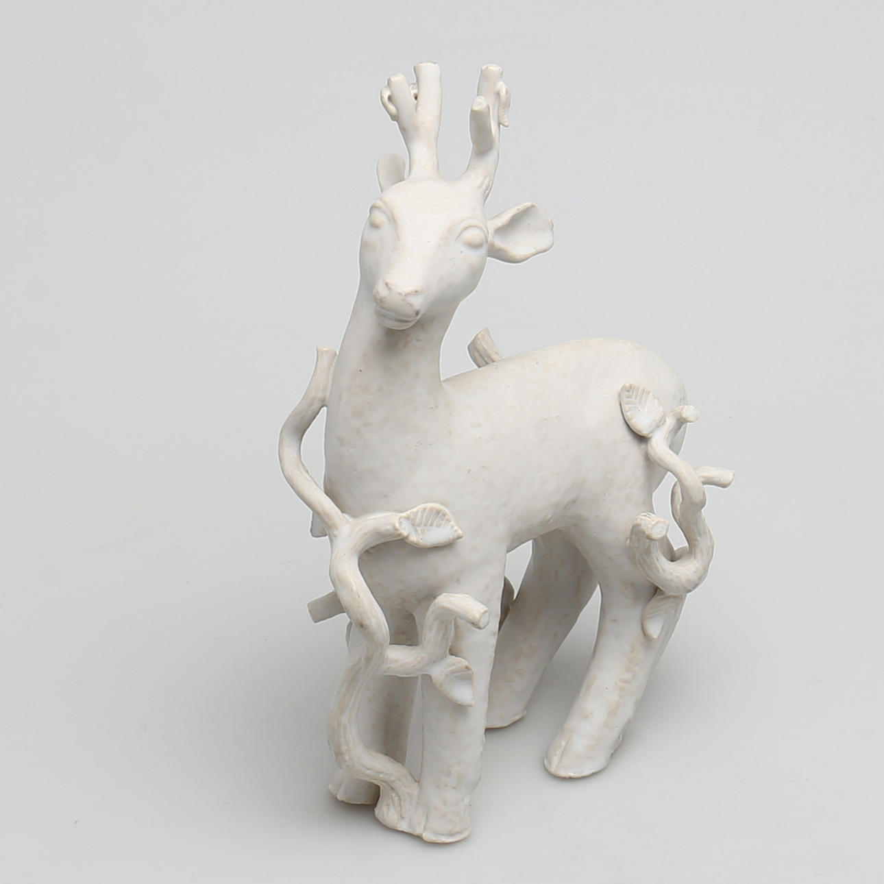 STIG LINDBERG. Hjort i stengods med vit carraraglasyr. Signerad Stig L med Gustavsbergs studiostämpel.