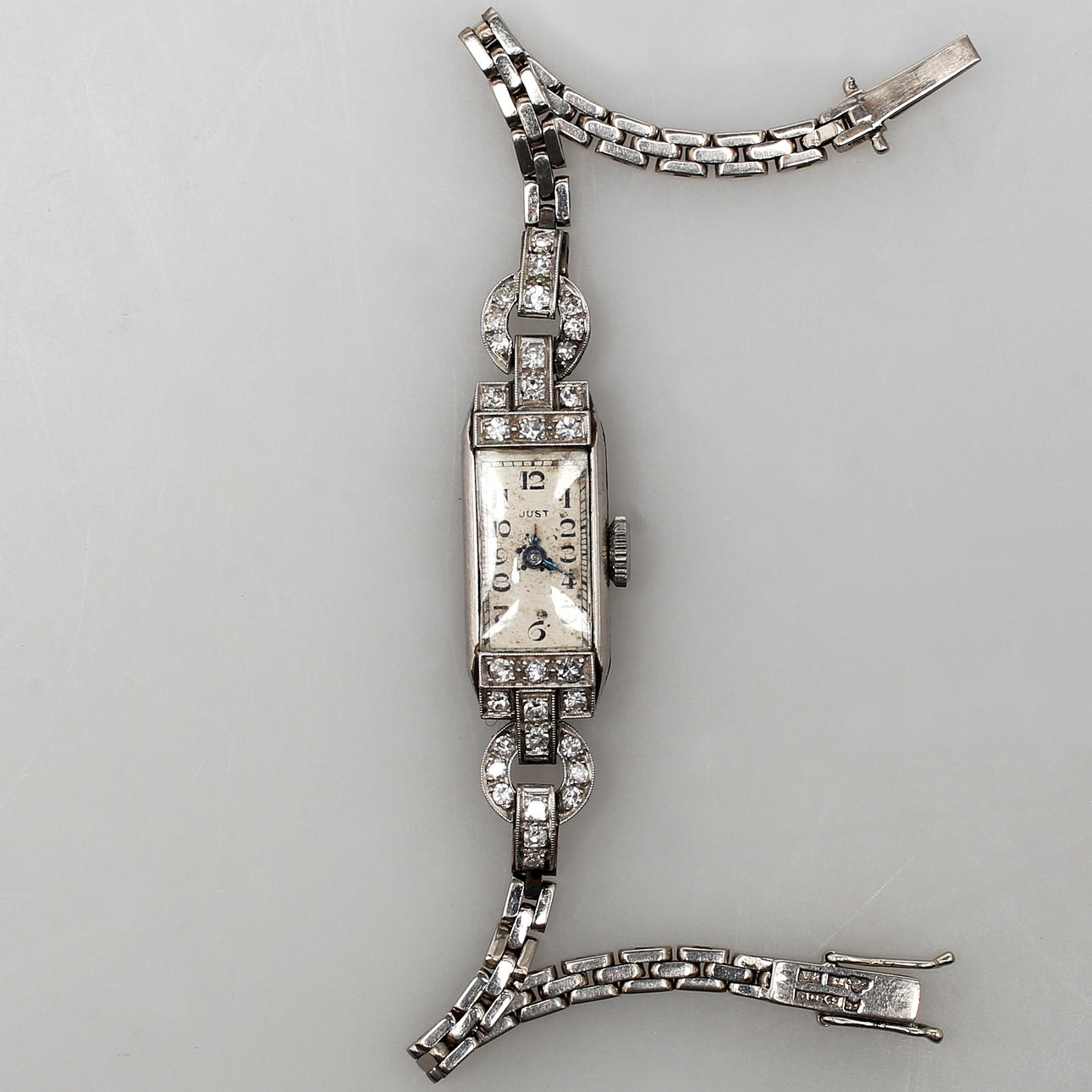 DAMARMBANDSUR "Just" i platina och 18 K vitguld. Besatt med briljantslipade diamanter.