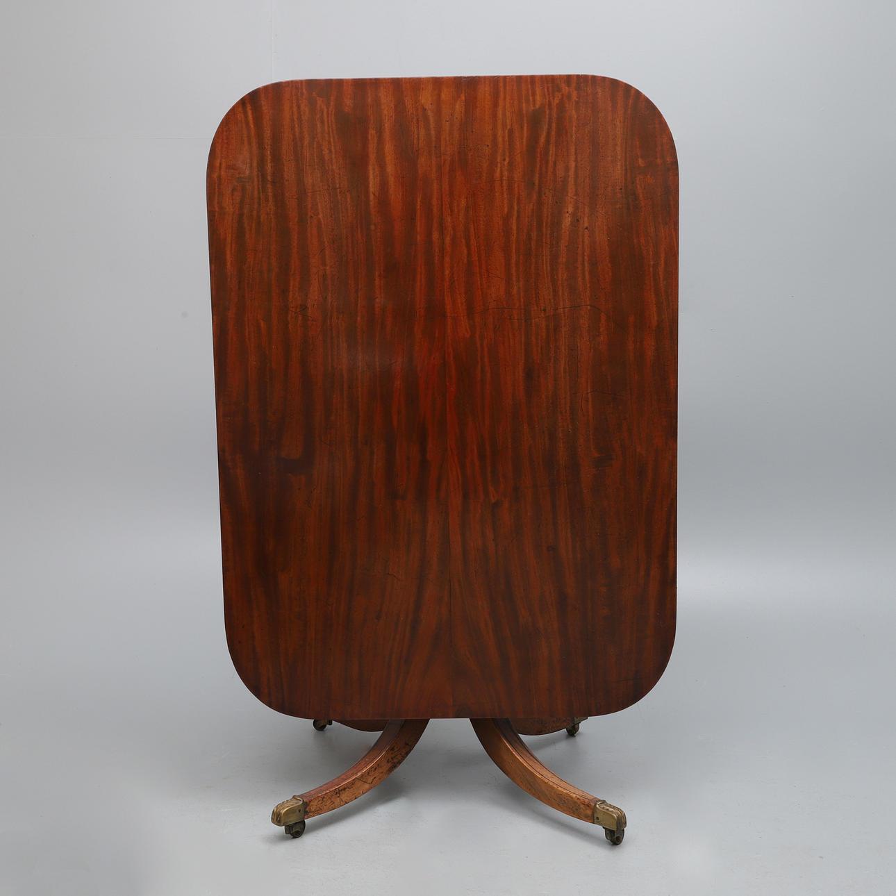 ETT FRUKOSTBORD AV REGENCY MAHOGNY.