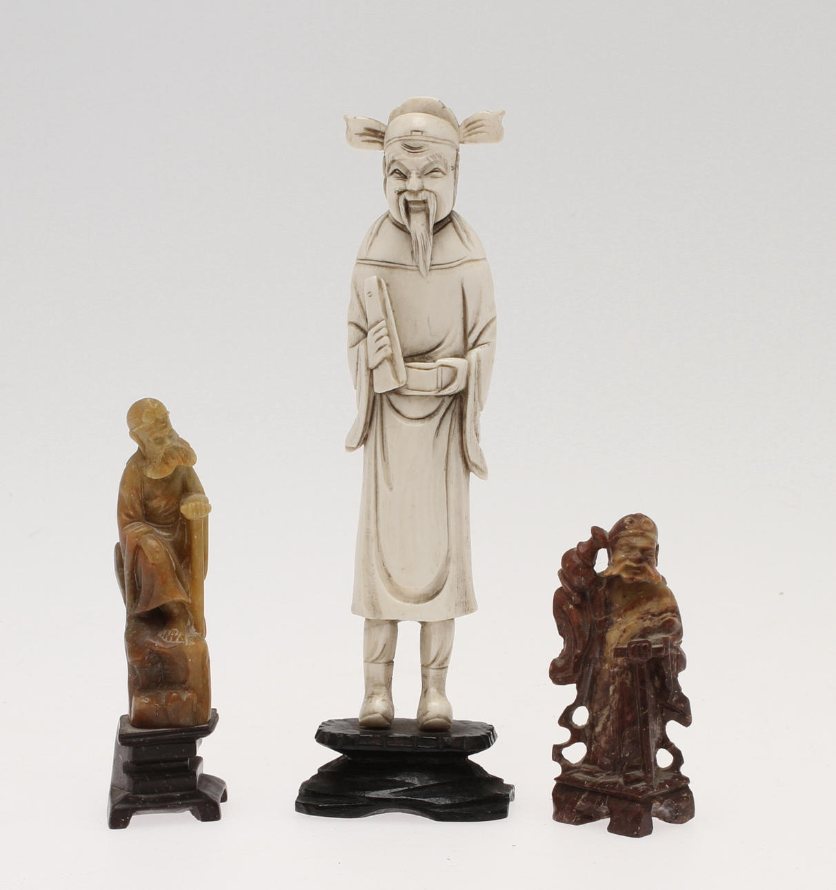 FIGURINER, 3 st, varav två st i soapstone, Kina.