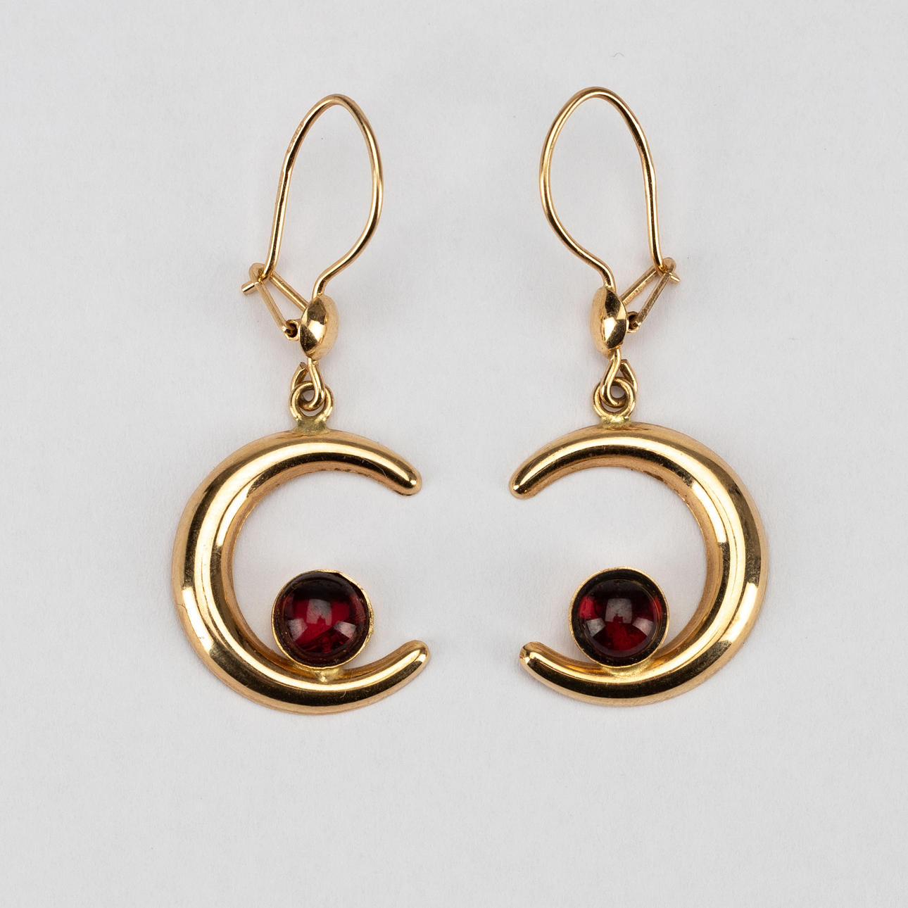 OHRRINGE, 14 Karat Gold, Granaten im Cabochonschliff.