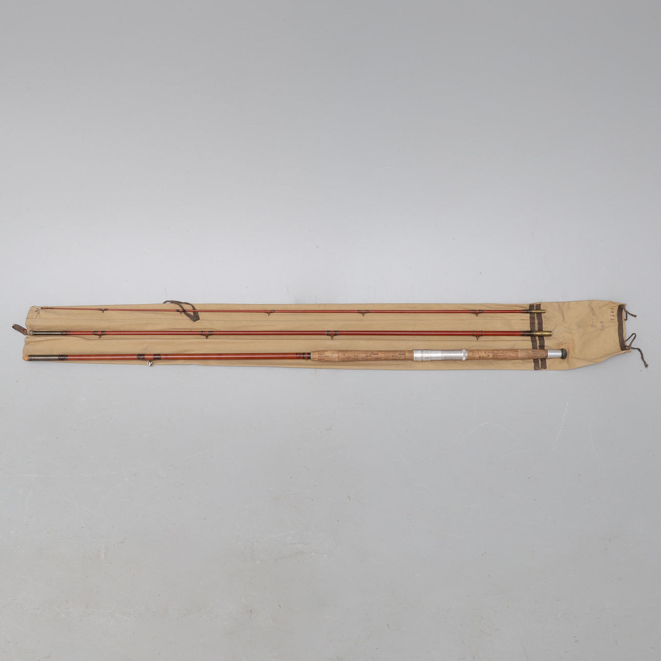 PLACUN. EN TRE-DELT FLUEFISKE STANG.