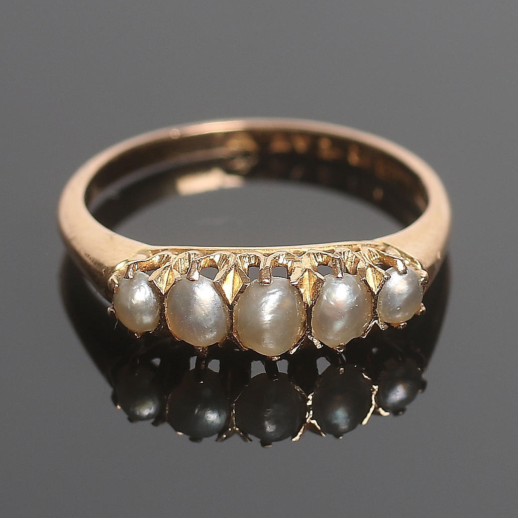 RING, 18k guld med flodpärlor, stämplad "B.H." 1903. Vikt ca 2 gram.