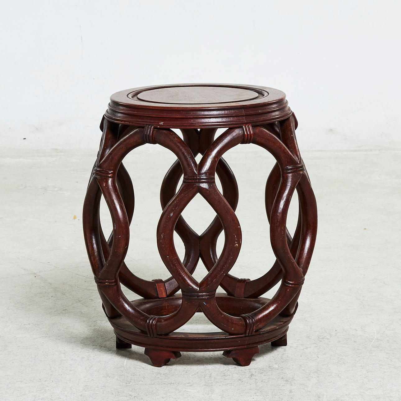 Taburete, 1900, oriental, madera tallada.