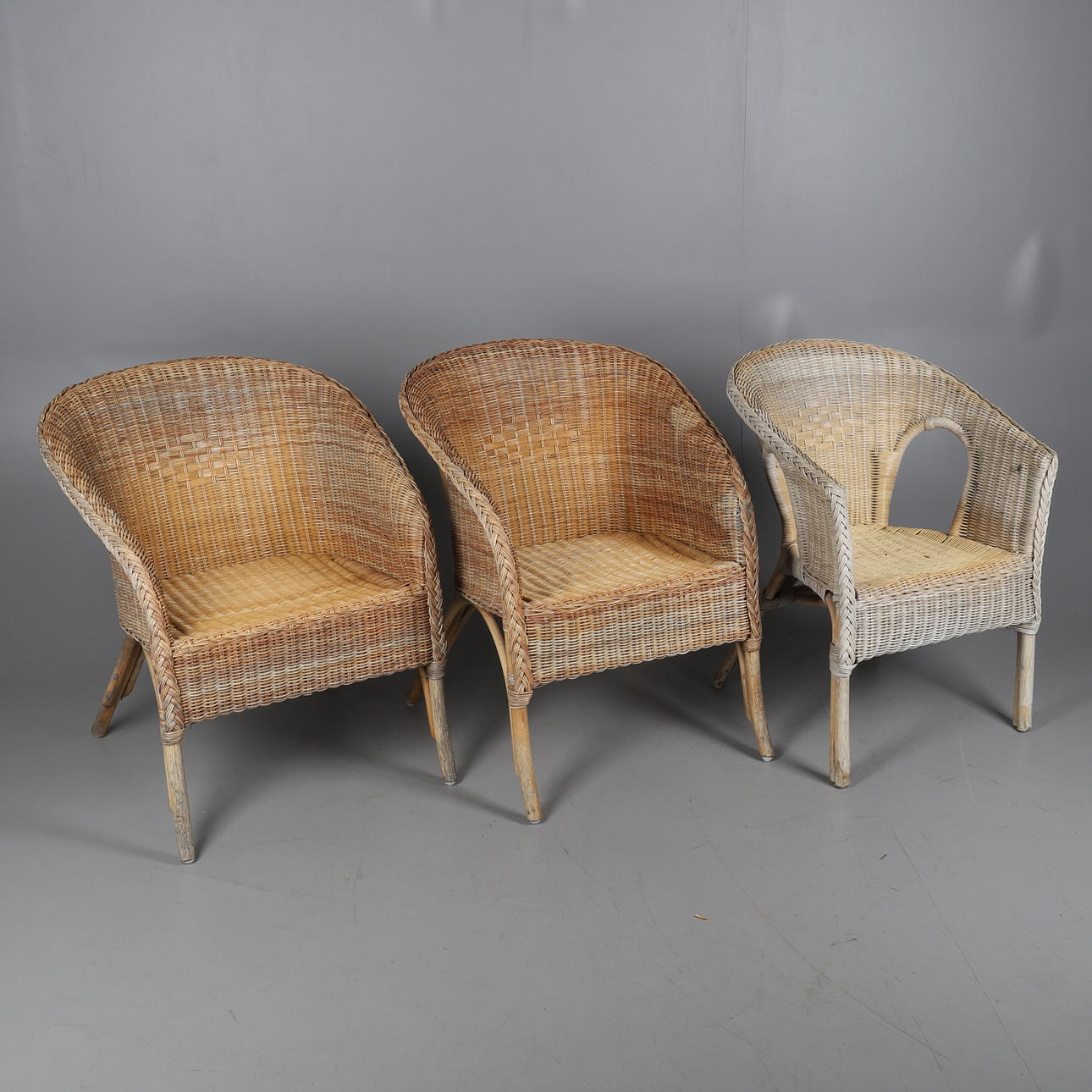 EIN PAAR WEIDEN WINTERGARTENSTÜHLE UND EIN ANDERES ÄHNLICHES.