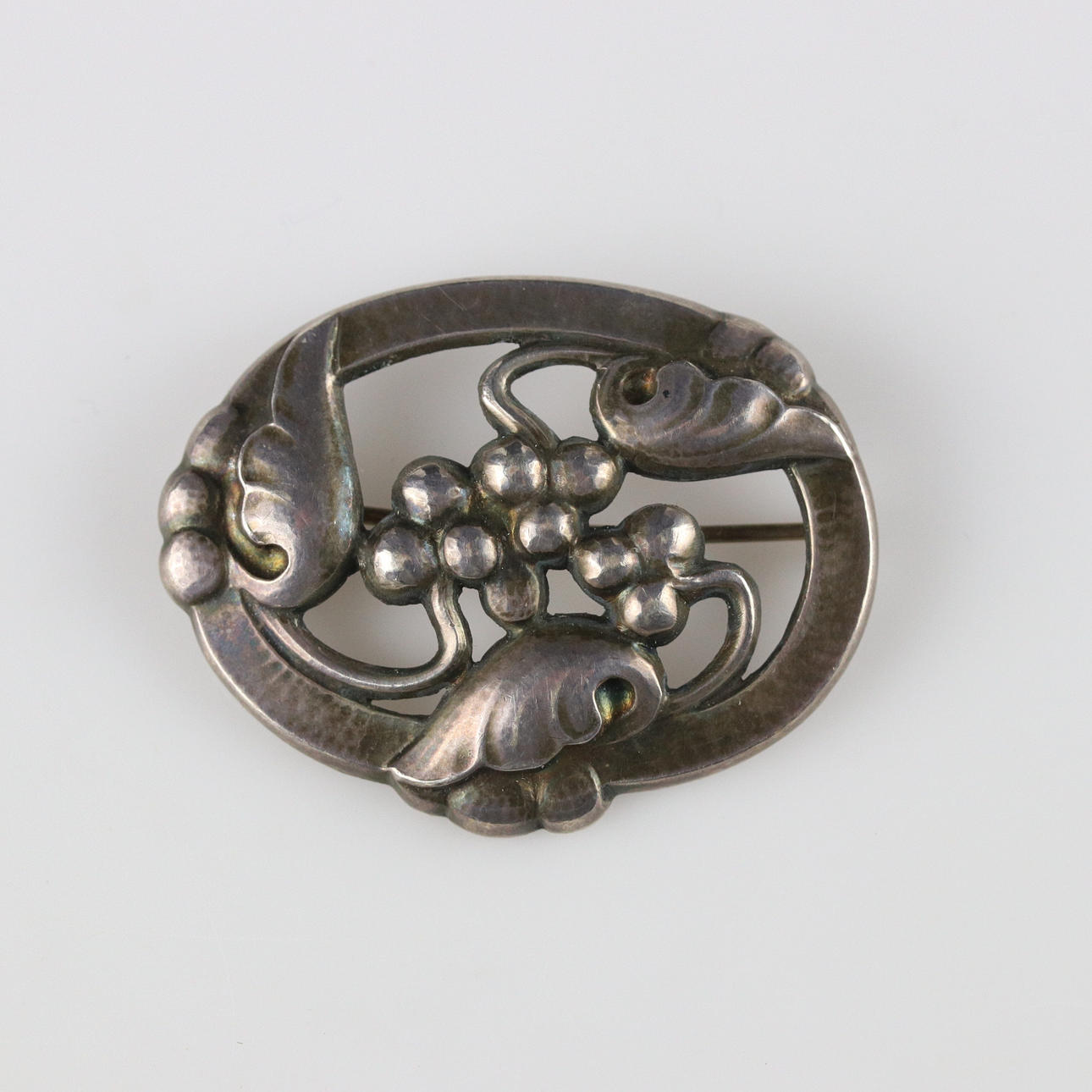GEORG JENSEN. Broche, sterlingsølv, "Moonlight Grapes", nr. 101, Danmark.