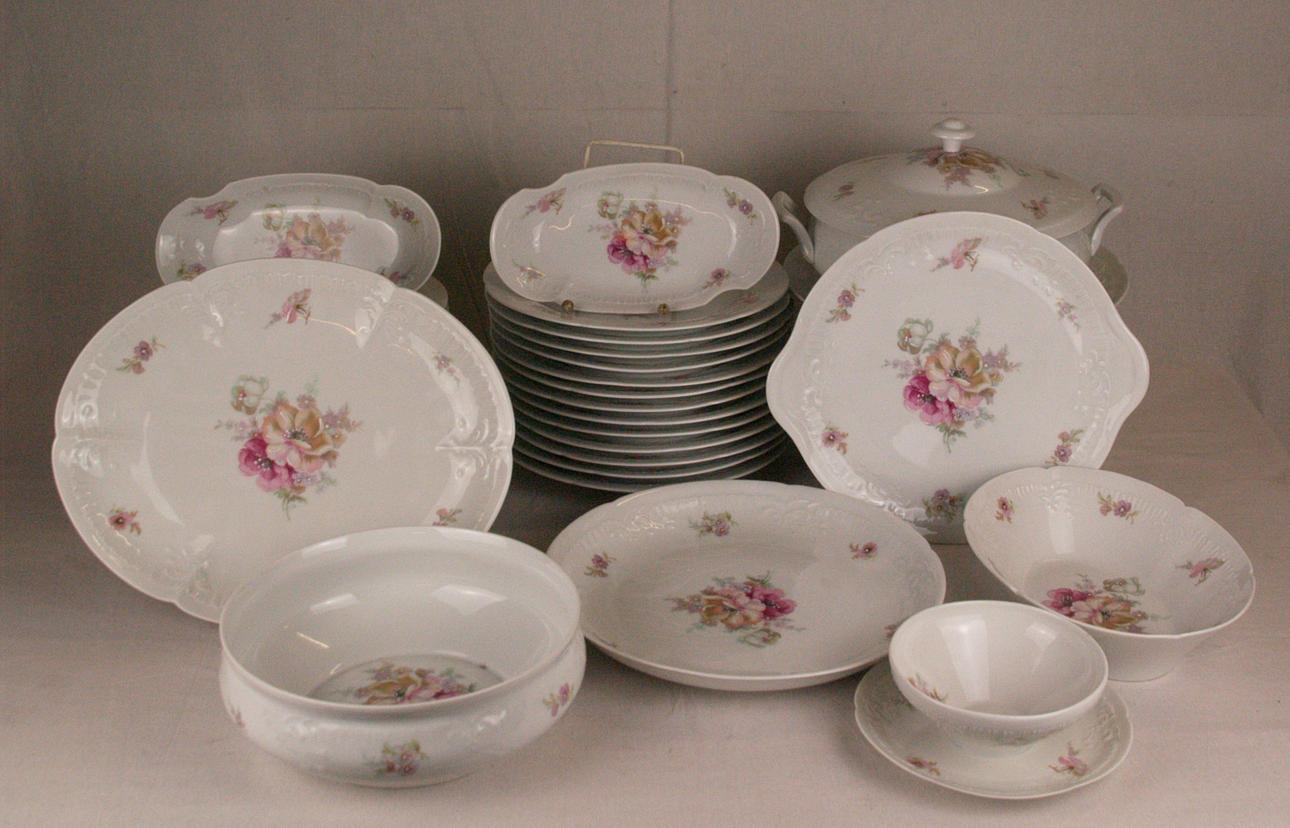 - LIMOGES 46-BIT DINING SERVICE.