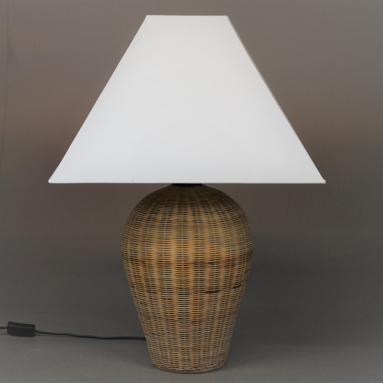 PÖYTÄVALAISIN, rottinki.