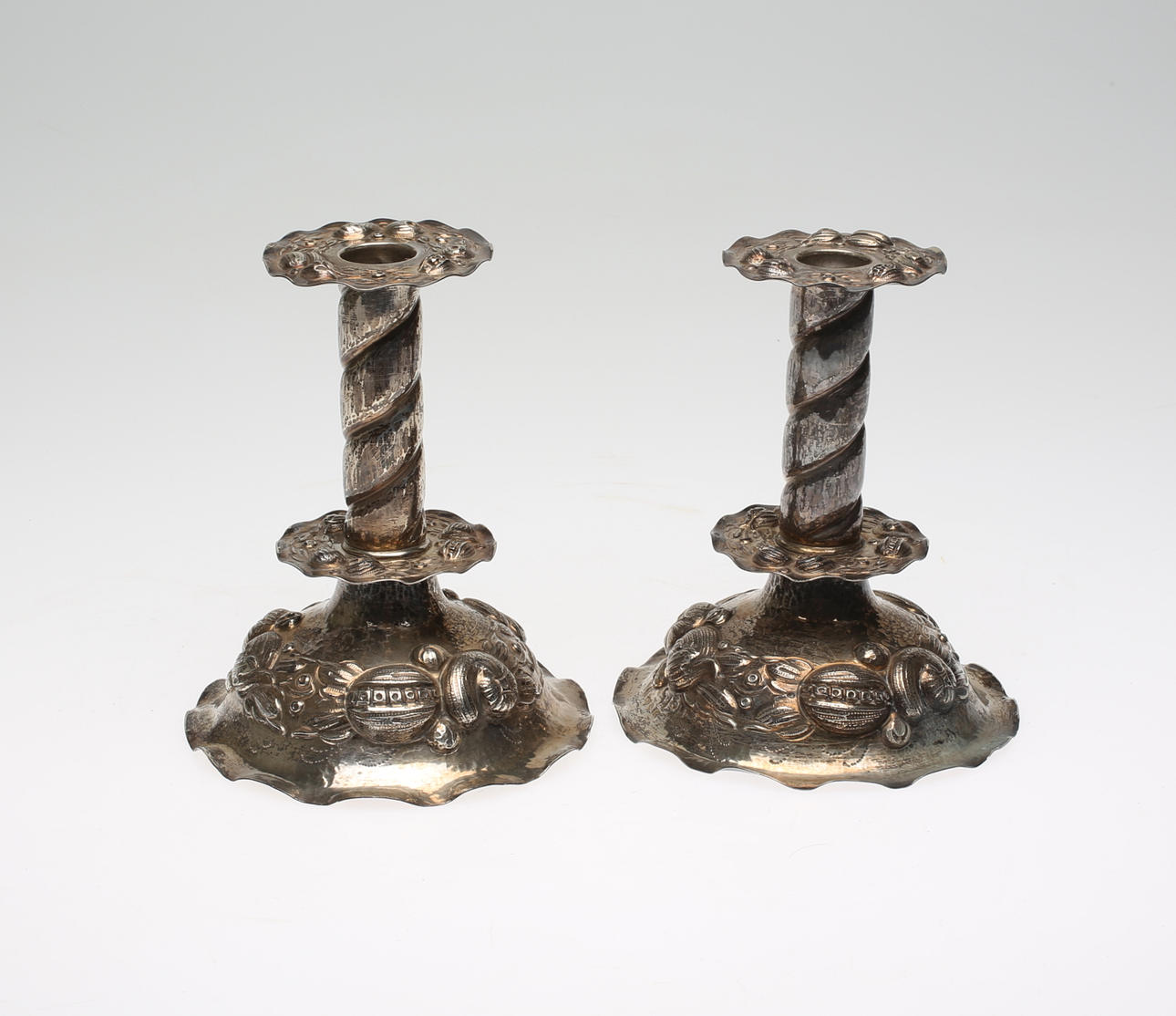 SILVERLJUSSTAKAR, 1 par, Barockstil, Stockholm 1947.