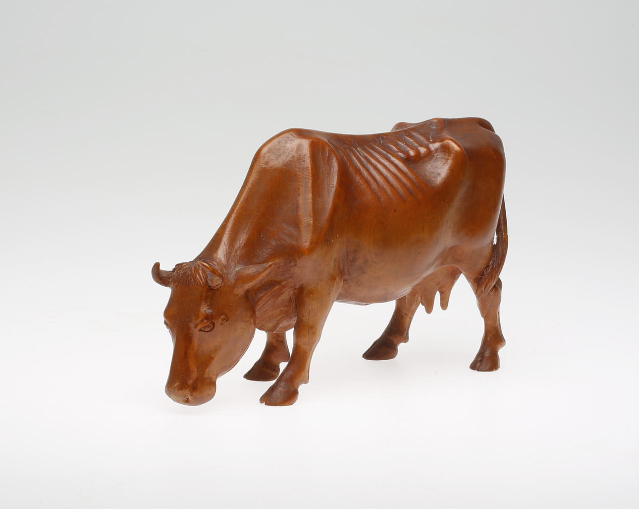 TRÄSKULPTUR, Ko, signerad och daterad 1933.