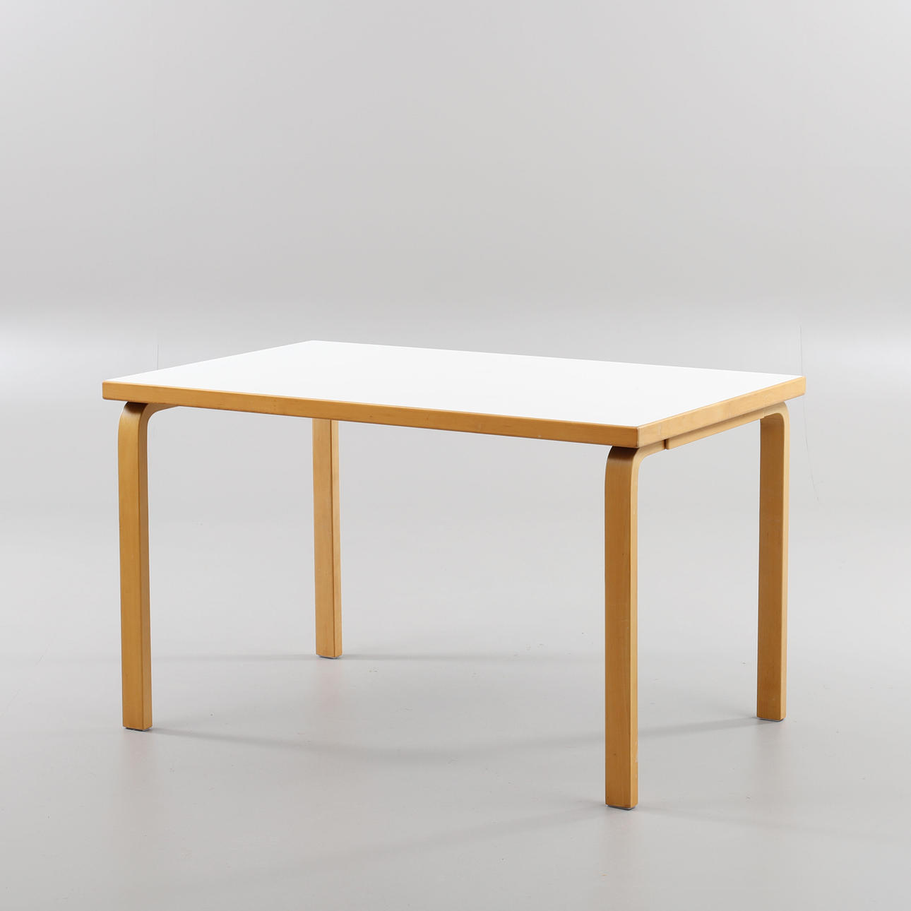 ALVAR AALTO. Bord, Artek.