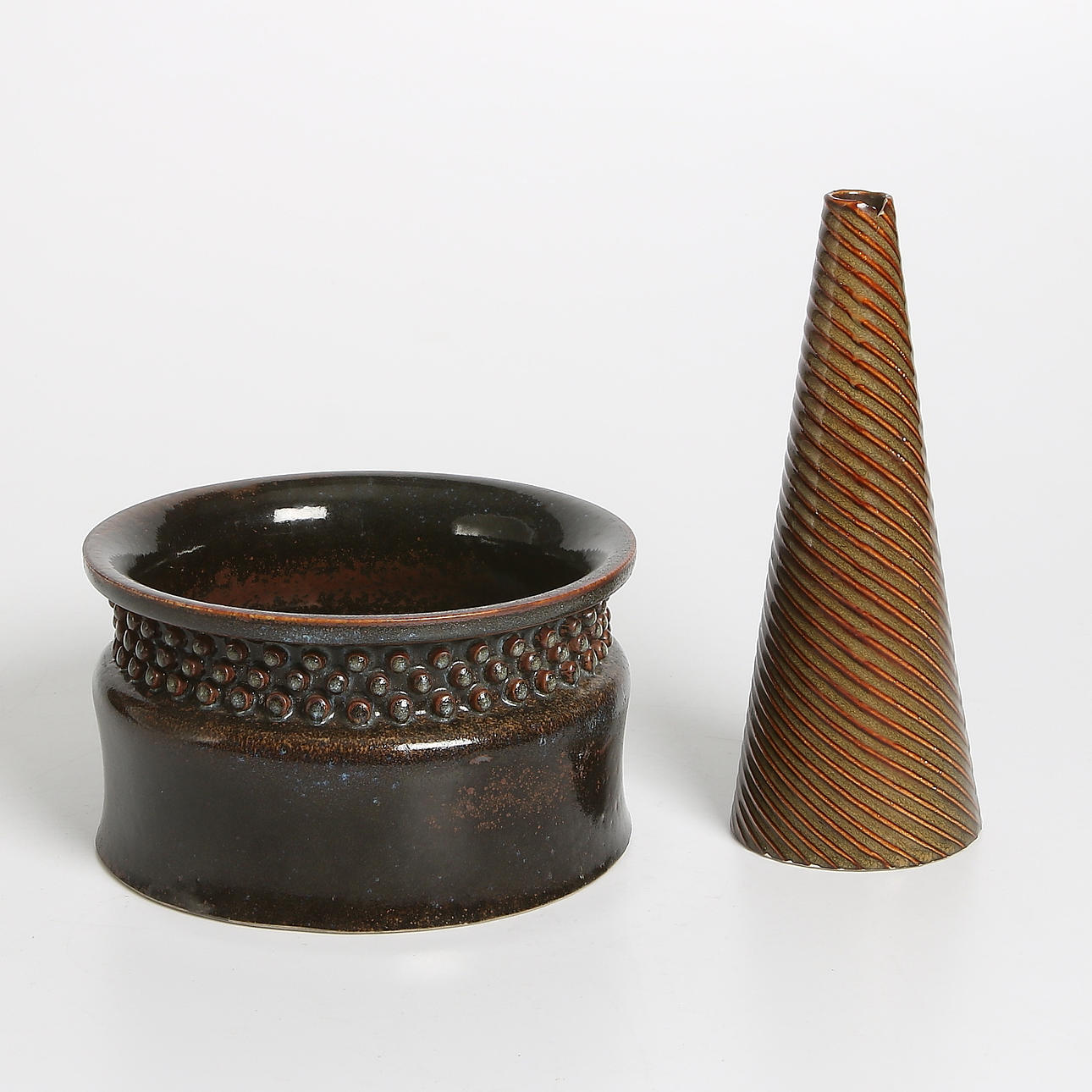 VAS samt SKÅL, keramik, bl.a. "Domino", Stig Lindberg, Gustavsberg.