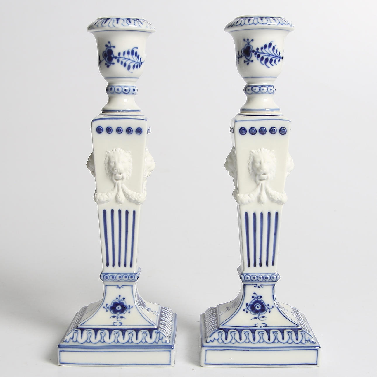 LJUSSTAKAR, 1 par, porslin, "Musselmalet", Royal Copenhagen.