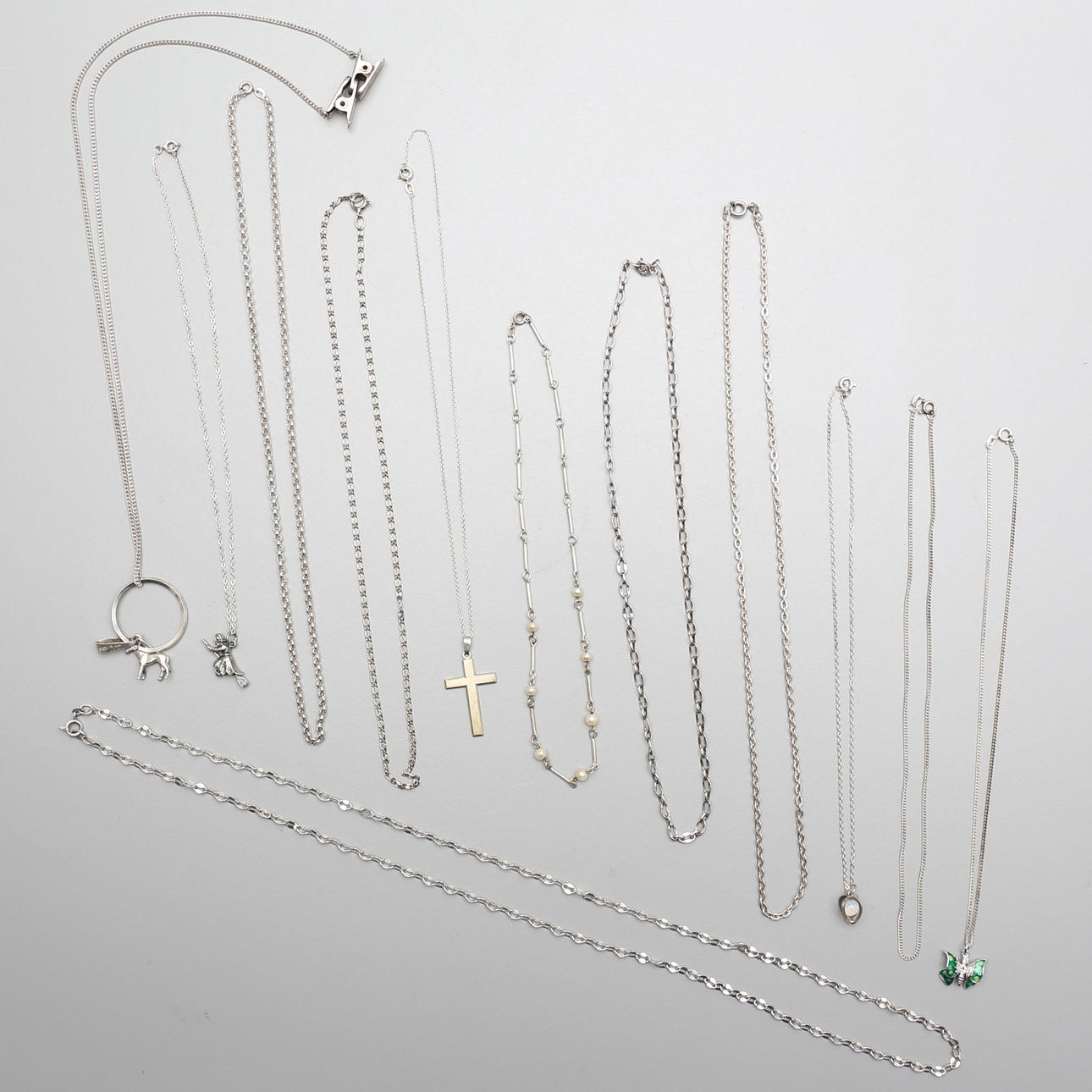 KEDJOR och HÄNGEN, silver, vikt ca 88 g.