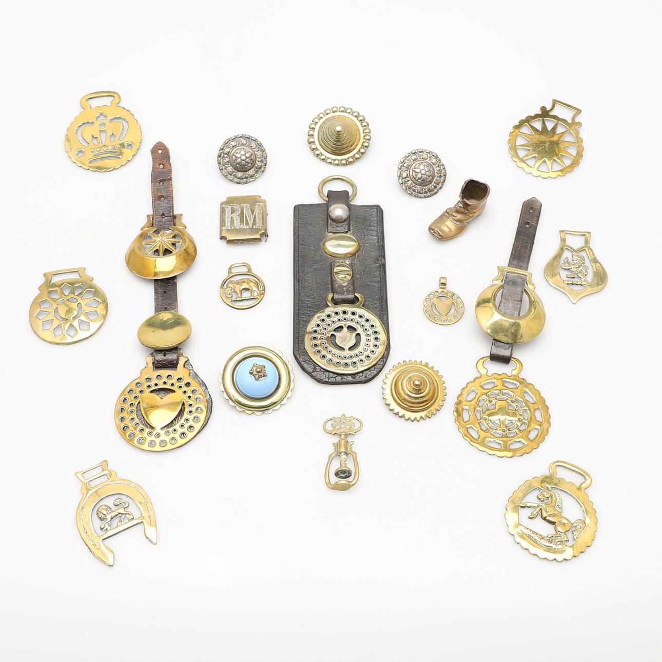 QUANTITY OF HORSE BRASSES.