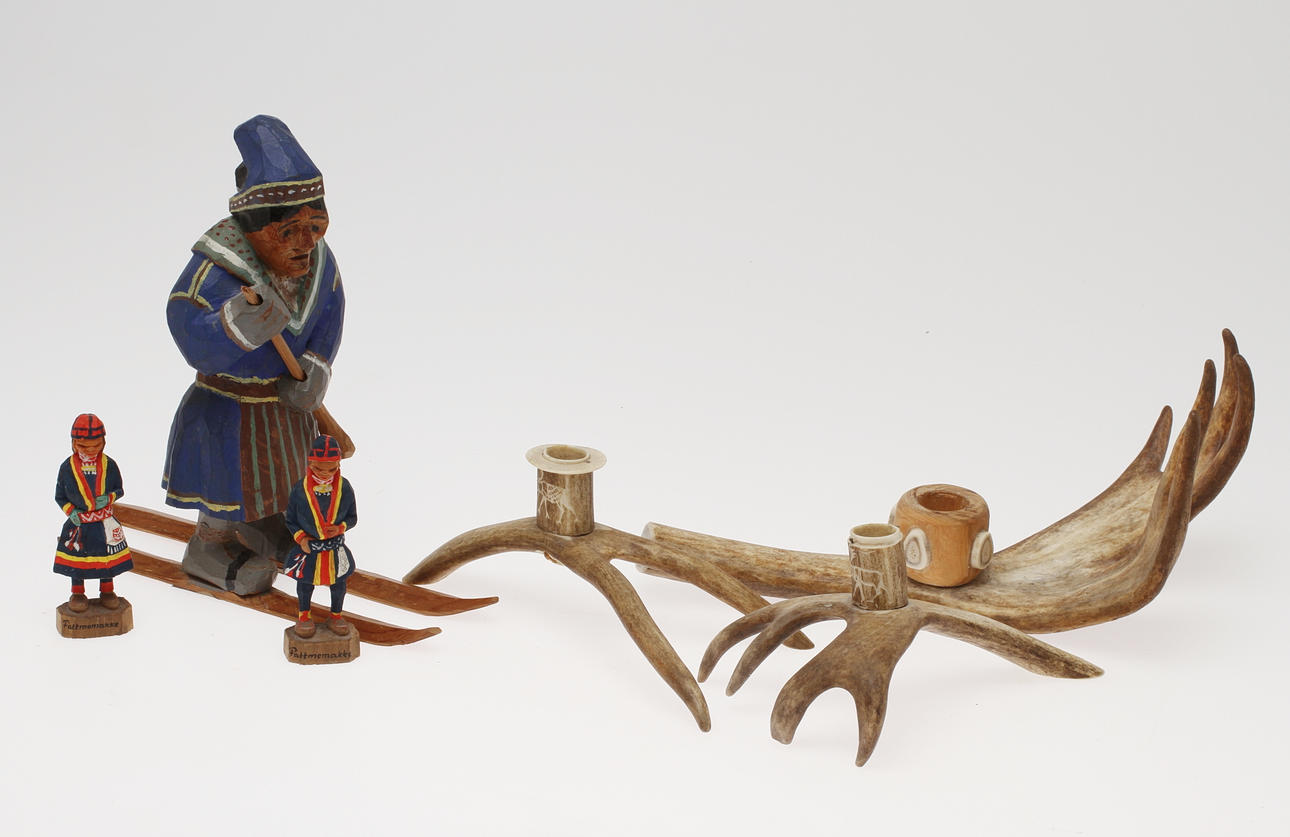 TRÄFIGURER 3 st samt RENARBETEN 3 st i form av ljusstakar.