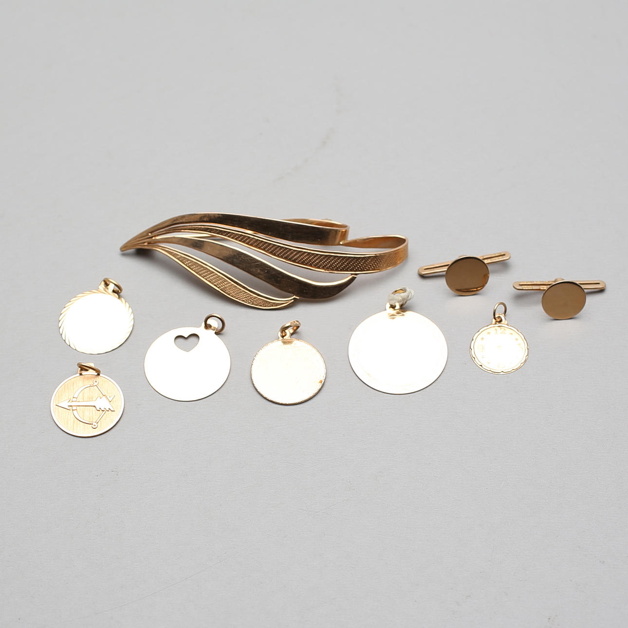 GULD, 18k, 8 delar, vikt ca 19,4 g.