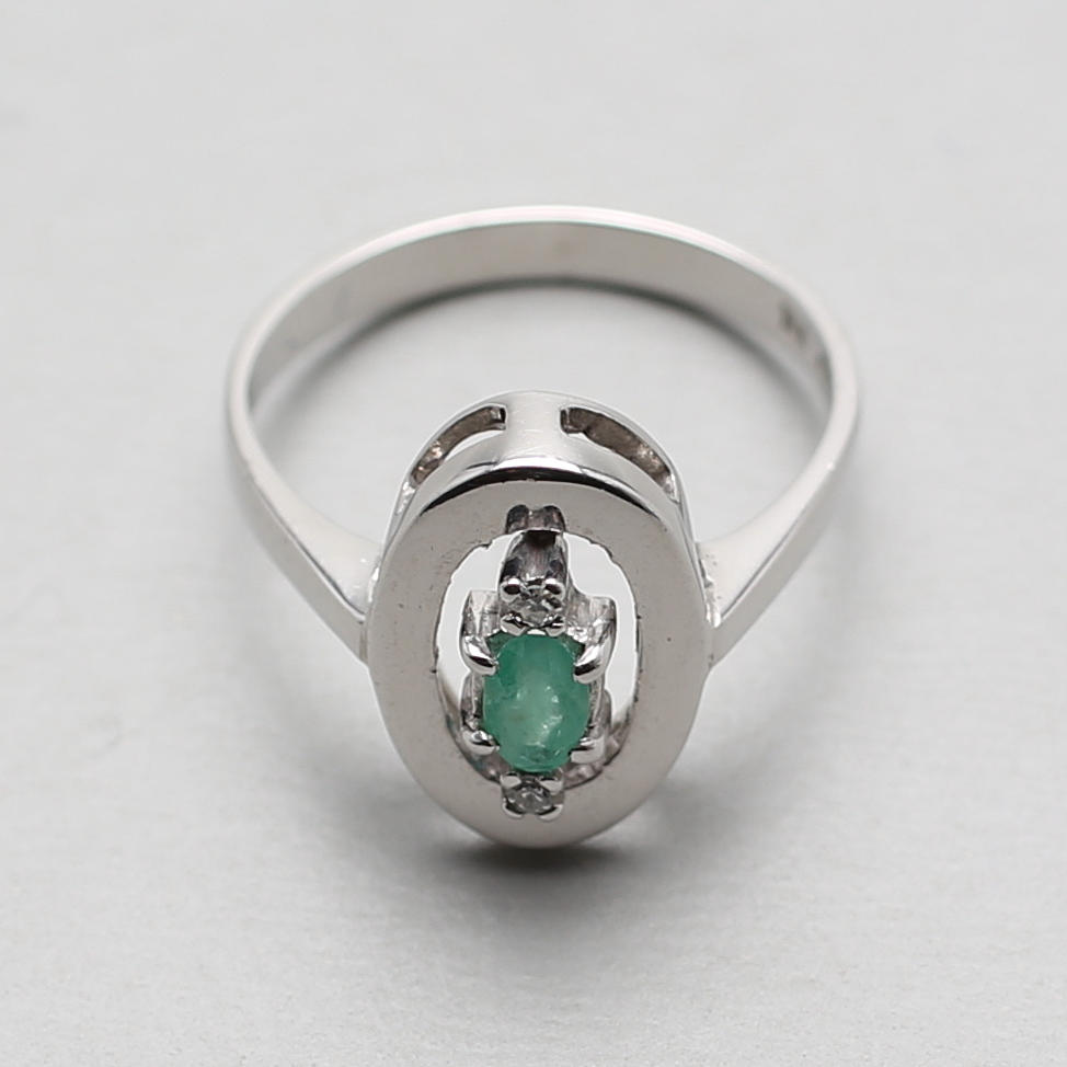RING, vitguld, med grön sten, vikt ca 4 g.