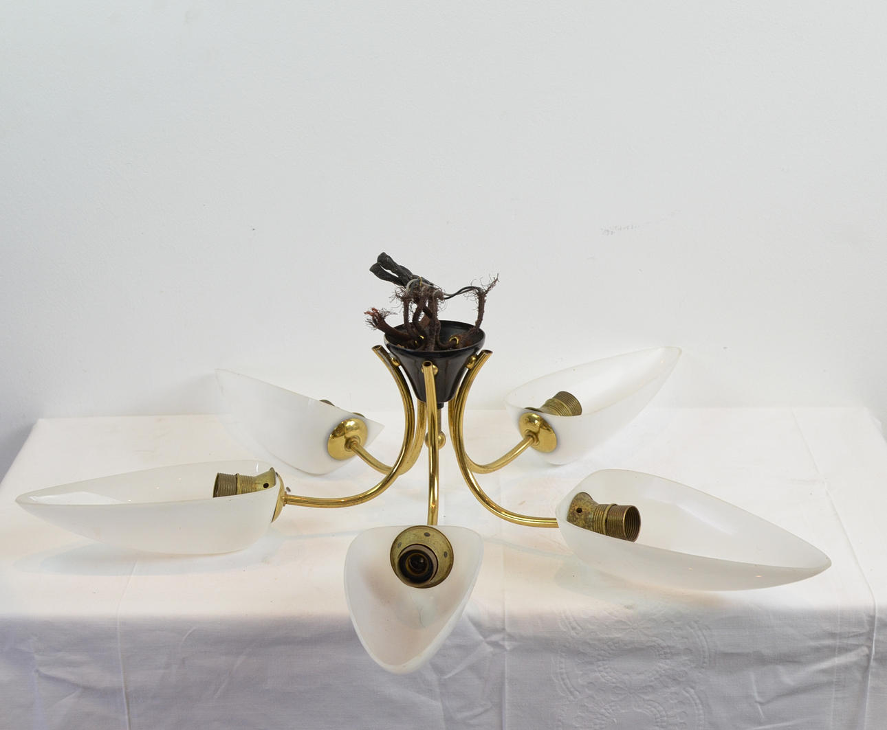 50ER JAHRE DECKENLAMPE MIT KUNSTSTOFFSCHALEN.