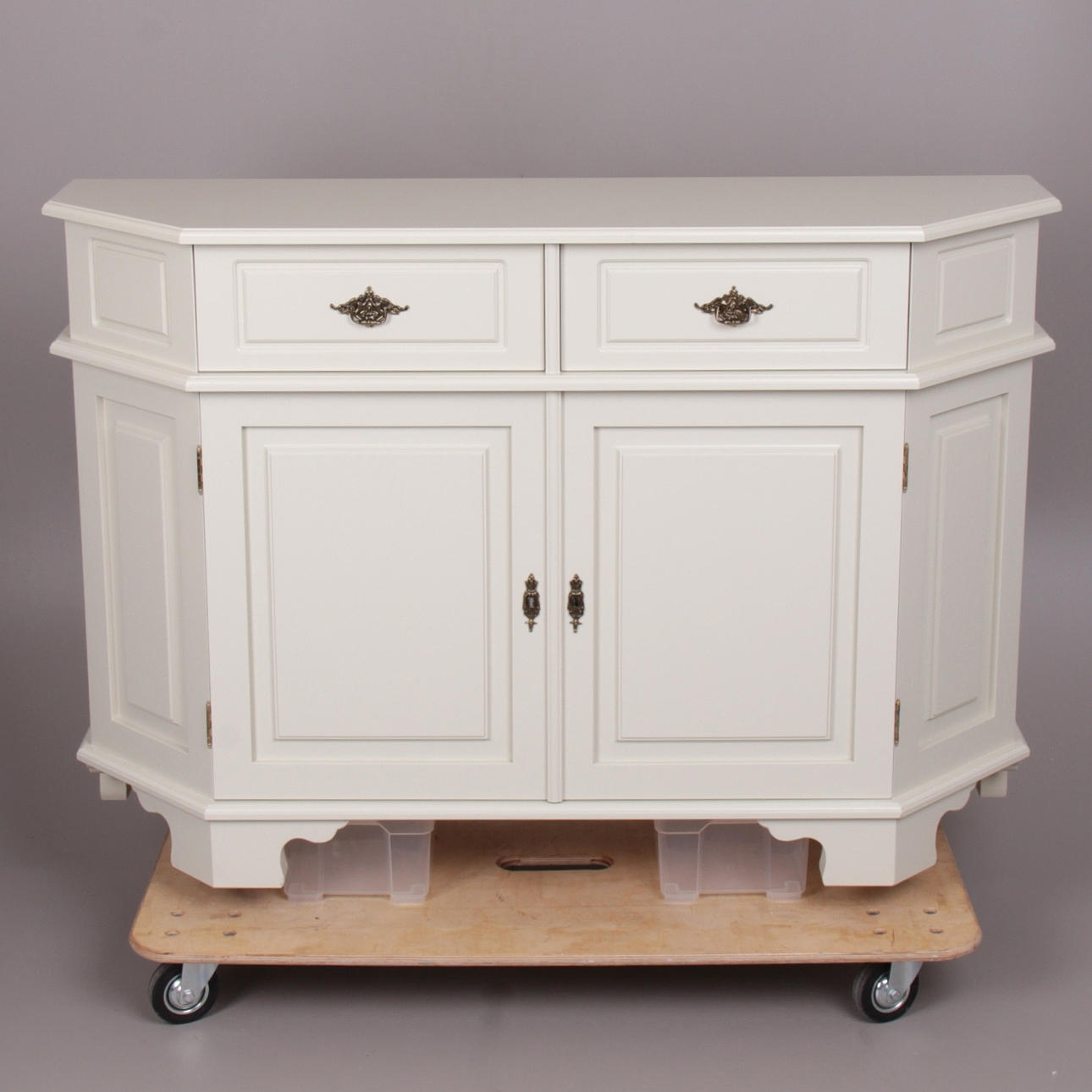 BUFFESKÅP, brickmärkt "Gamla Sverige" Åmells Möbler, 1900-talets sista kvartal.