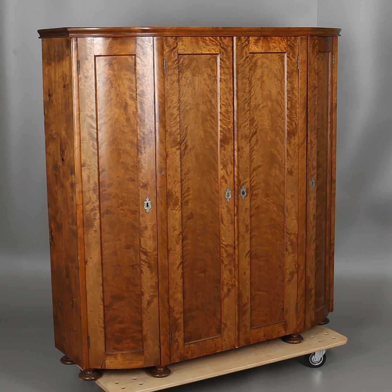 SKÅP i björk. Art deco. 1930/40-tal.