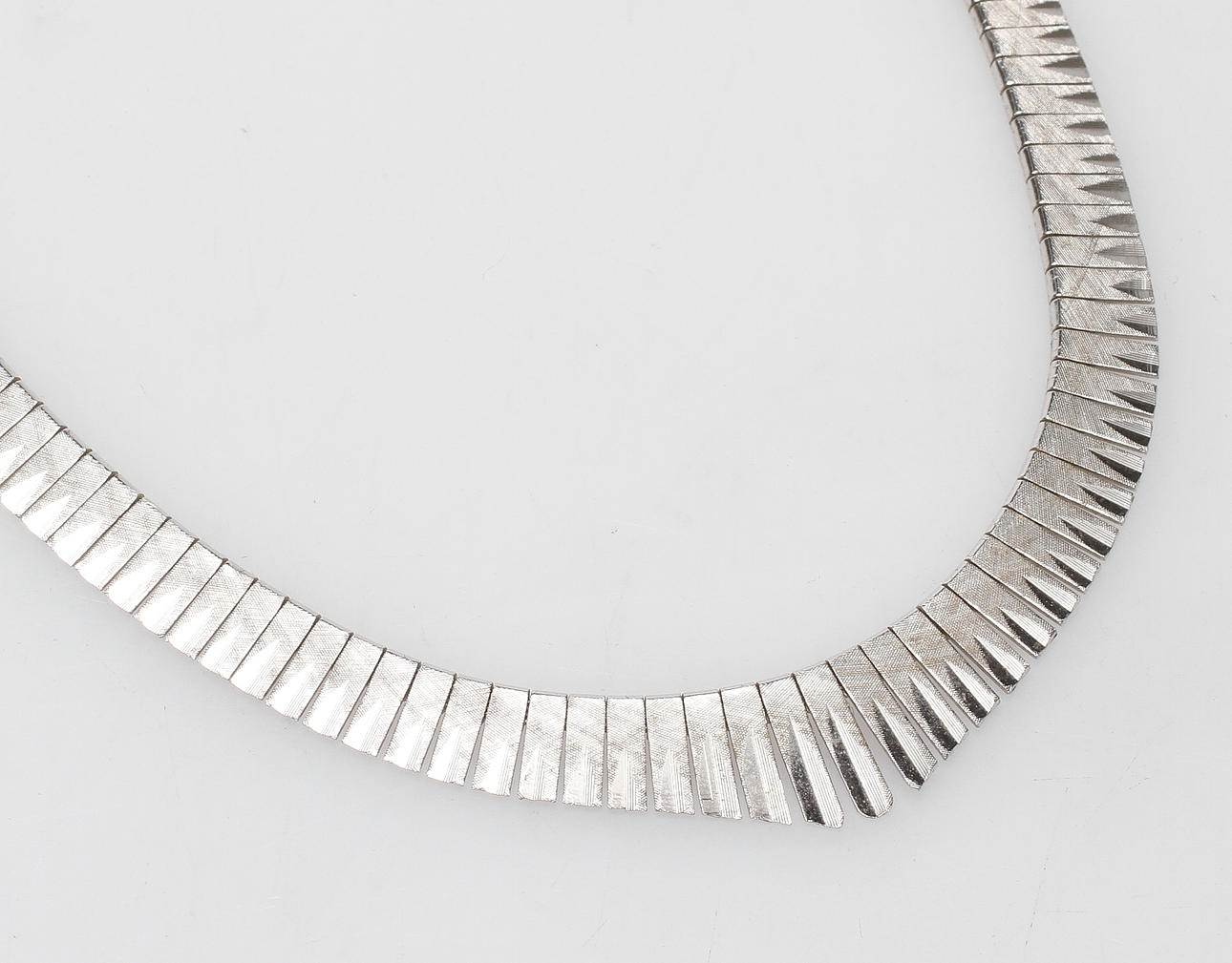 SILVERHALSBAND, vikt ca 36,8 gr.