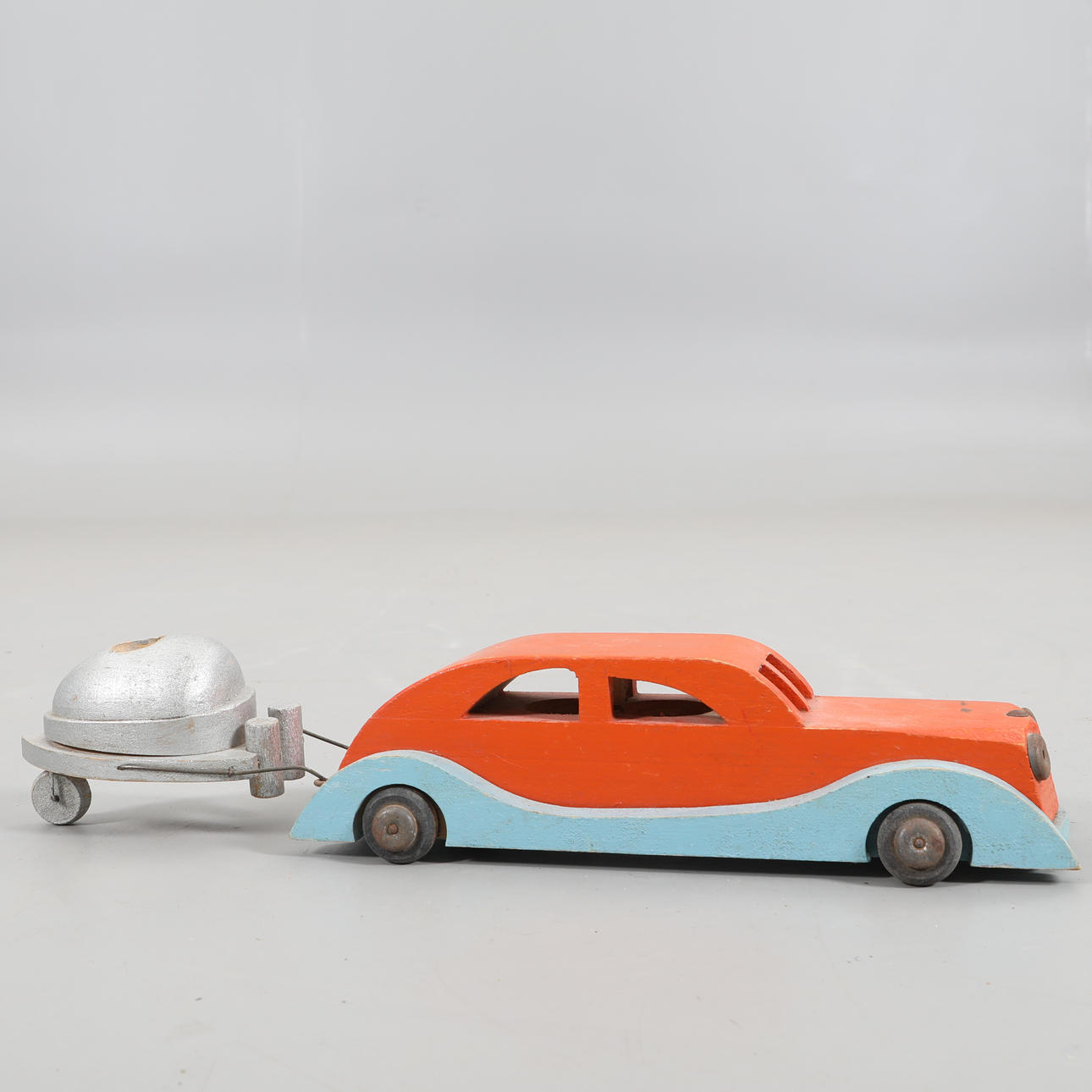 LJUSSTAKE, bil med gengasaggregat, trä.