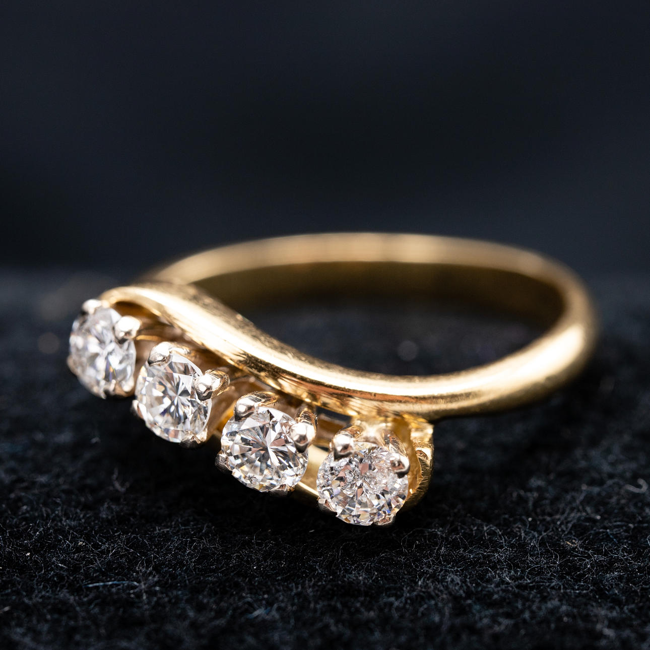 Anillo con 4 diamantes.