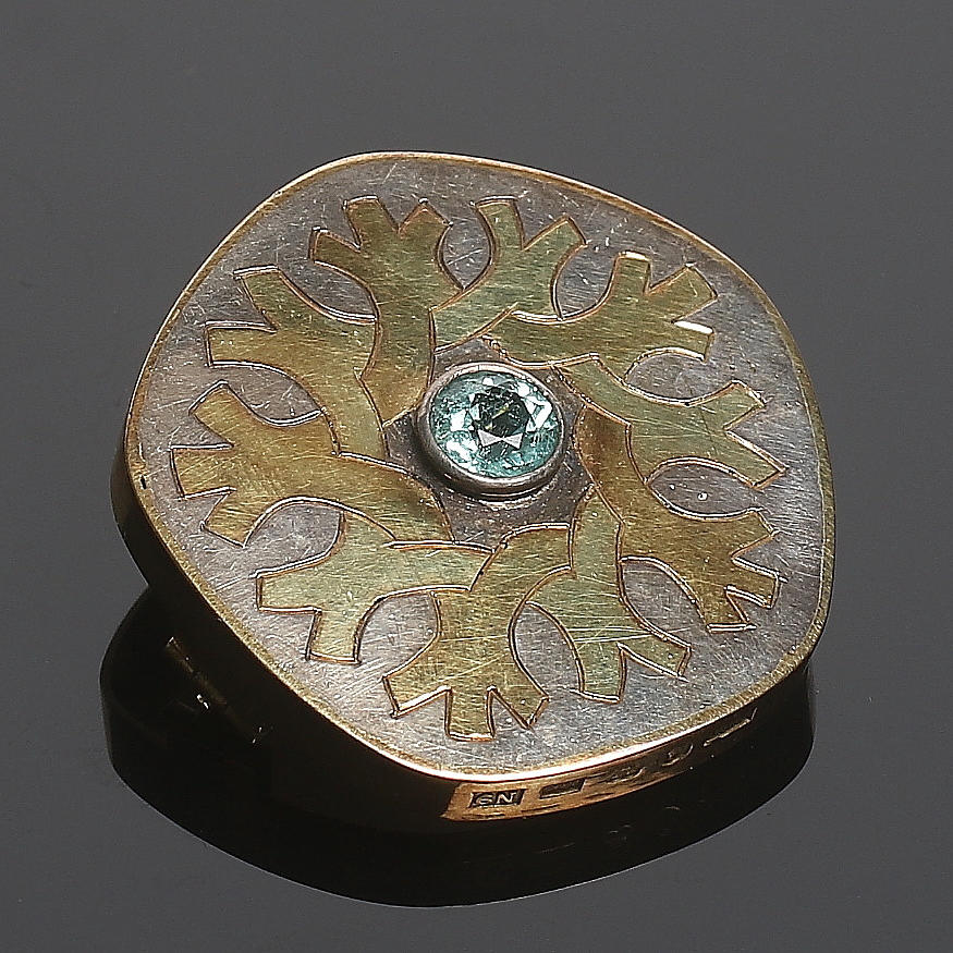 BROSCH, 18k vitt och rött guld med akvamarin. Vikt 14 gram.