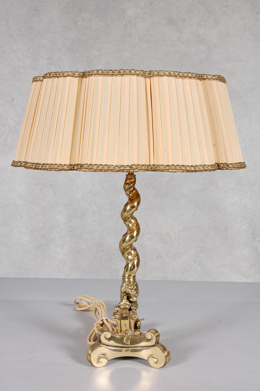BORDSLAMPA, barockstil, med sittande lejon.