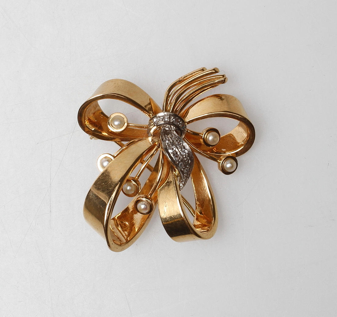 BROSCH MED STENAR OCH PÄRLOR, 18k guld, vikt ca 8,4 gr.