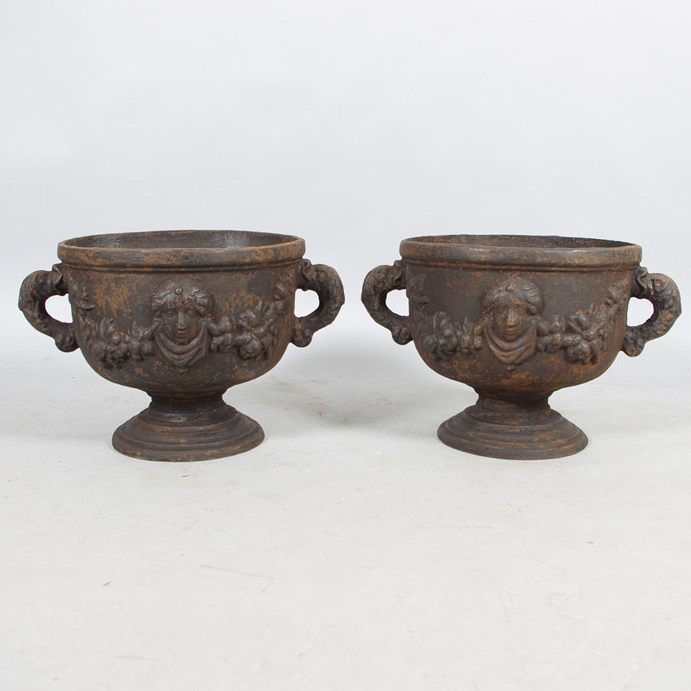 TRÄDGÅRDSURNOR, 1 par, gjutjärn, barockstil.