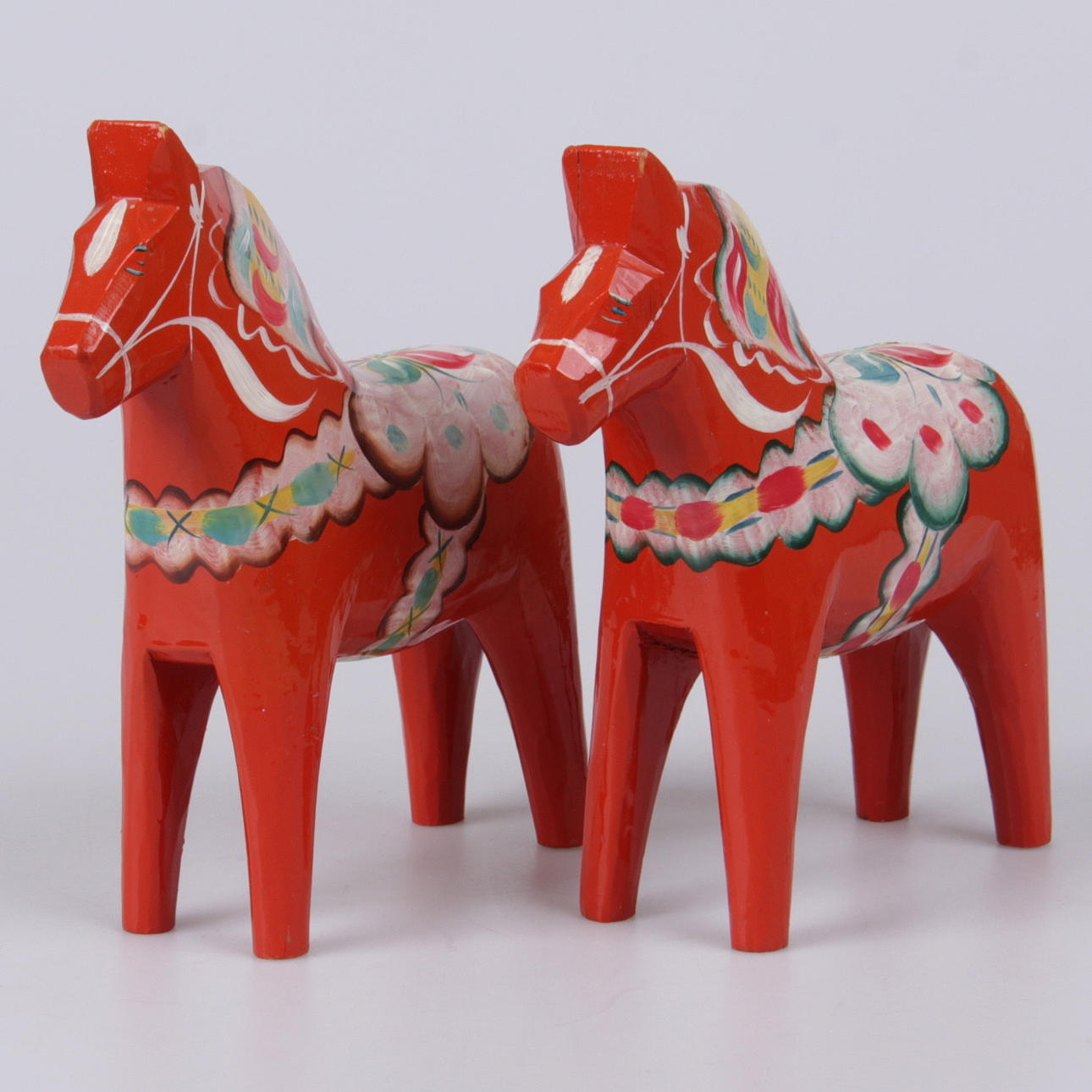 DALAHÄSTAR. 2 st. Trä, 1900-tal.