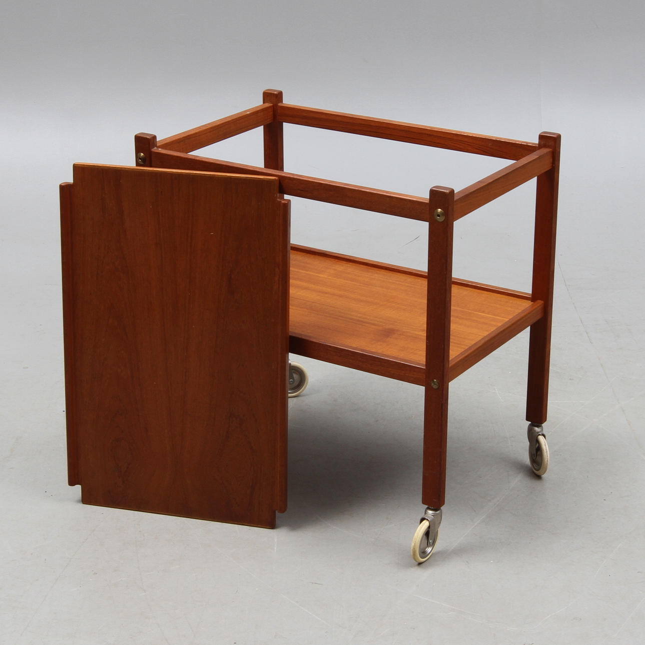 SERVERINGSVAGN med lös bricka, teak, Gustavssons Möbelfabrik Brittatorp, omkring 1900-talets mitt.