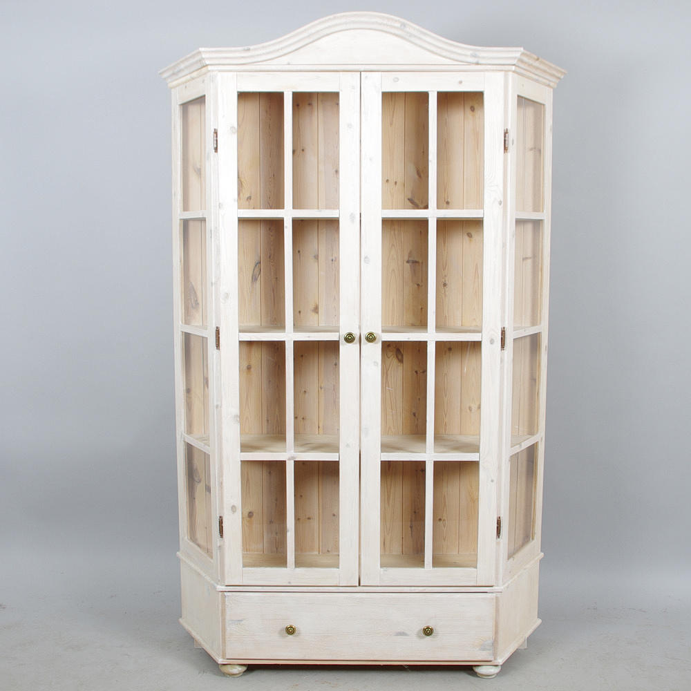 VITRINSKÅP, vitlaserad fur, sent 1900-tal.