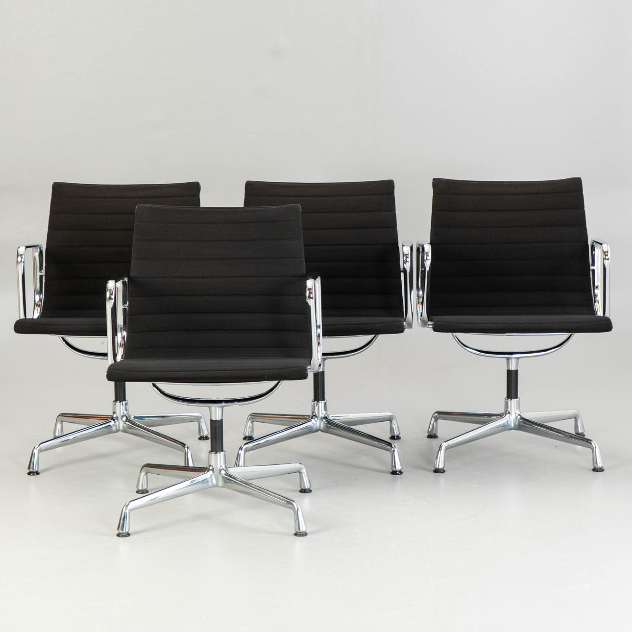 CHARLES & RAY EAMES. 4 EA 107 kontorsstolar, Vitra.