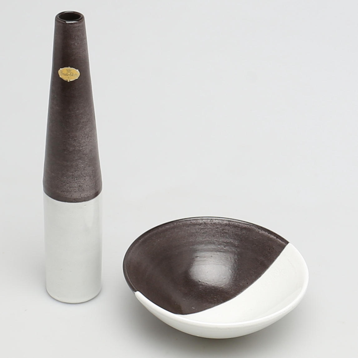 PARTI KERAMIK. 2 delar. Vas och skål. "Pylon", Ingrid Atterberg, Uppsala Ekeby, 1955-56.