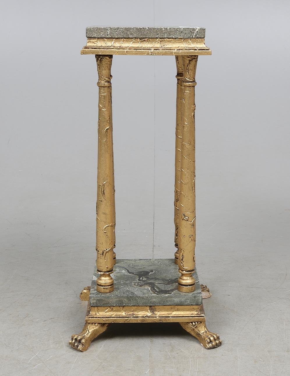 PIEDESTAL, 1900-tal.Samt PELARBORD med rotfaner.